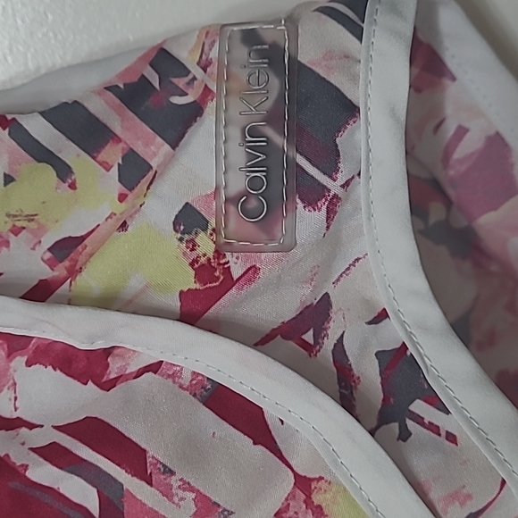 Calvin Klien M board shorts with draw string waist, side pockets - Picture 2 of 6